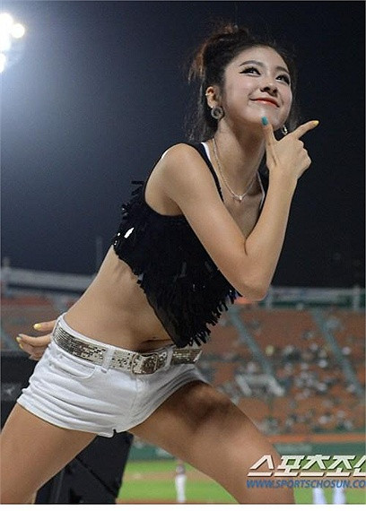 Trong khi nhảy, những nữ sinh này không quên tạo dáng trước ống kính