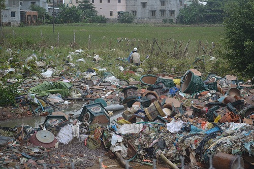 Tài sản bị cuốn băng ra đồng. ảnh Việt Hương