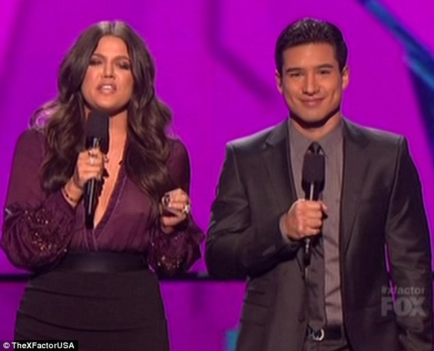 Khloe hồn nhiên bên bạn dẫn Mario Lopez mà không hề biết mình đang bị lộ nhũ hoa sau lớp áo lụa siêu mỏng