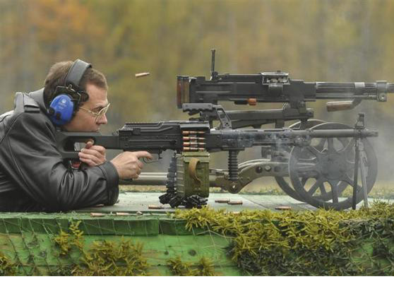 Thủ tướng Nga Dmitry Medvedev bắn thử một khẩu trung liên trong chuyến thăm Trung tâm chế tạo cơ khí trung ương ở Klimovsk, Nga.