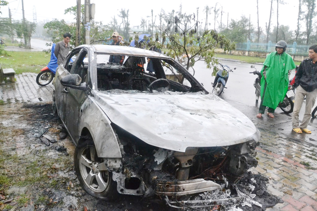 Chiếc ô tô 4 chỗ bị cháy