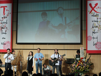 Màn biểu diễn ấn tượng của ban nhạc Viet-Friends. Màn biểu diễn ấn tượng của ban nhạc Viet-Friends