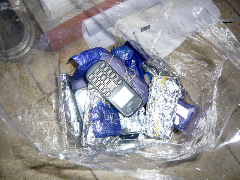 Điện thoại cuốn giấy bạc để qua mặt cổng từ bị lực lượng an ninh thu giữ