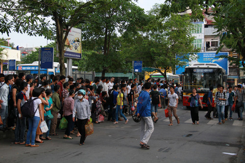 Bên trong bến xe, rất nhiều người chờ xe buýt. Ảnh: Trường Phong