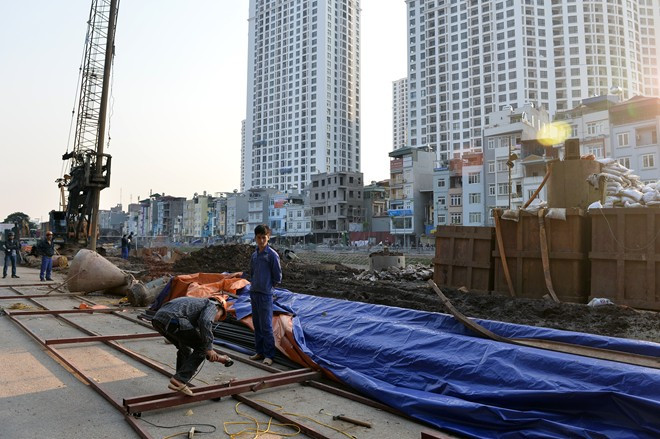 Tại đường Láng đoạn gần chợ tạm Ngã Tư Sở, một gói thầu mới được bắt tay vào thi công được ít ngày 