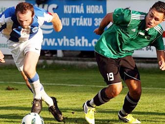 Michal Nguyễn (phải) có thoát khỏi dòng chảy hẩm hiu của những cầu thủ Việt kiều từng về Việt Nam thử việc?