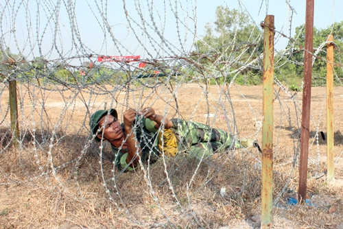 Vượt hàng rào dây thép gai 