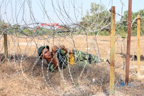 Vượt hàng rào dây thép gai 