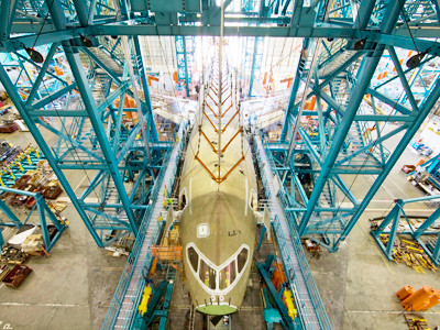 Một chiếc Boeing đang được đắp da đắp thịt. Một chiếc Boeing đang được đắp da đắp thịt