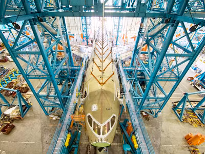 Một chiếc Boeing đang được đắp da đắp thịt