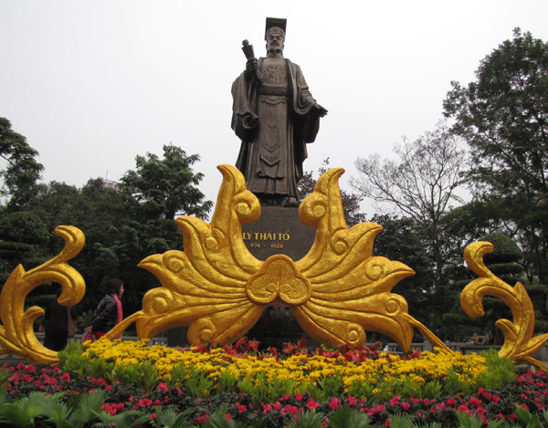 Kiệt tác hoa quả hình rồng được dựng lên trước tượng đài vua Lý Thái Tổ bên Hồ Gươm. Ảnh: Trường Phong