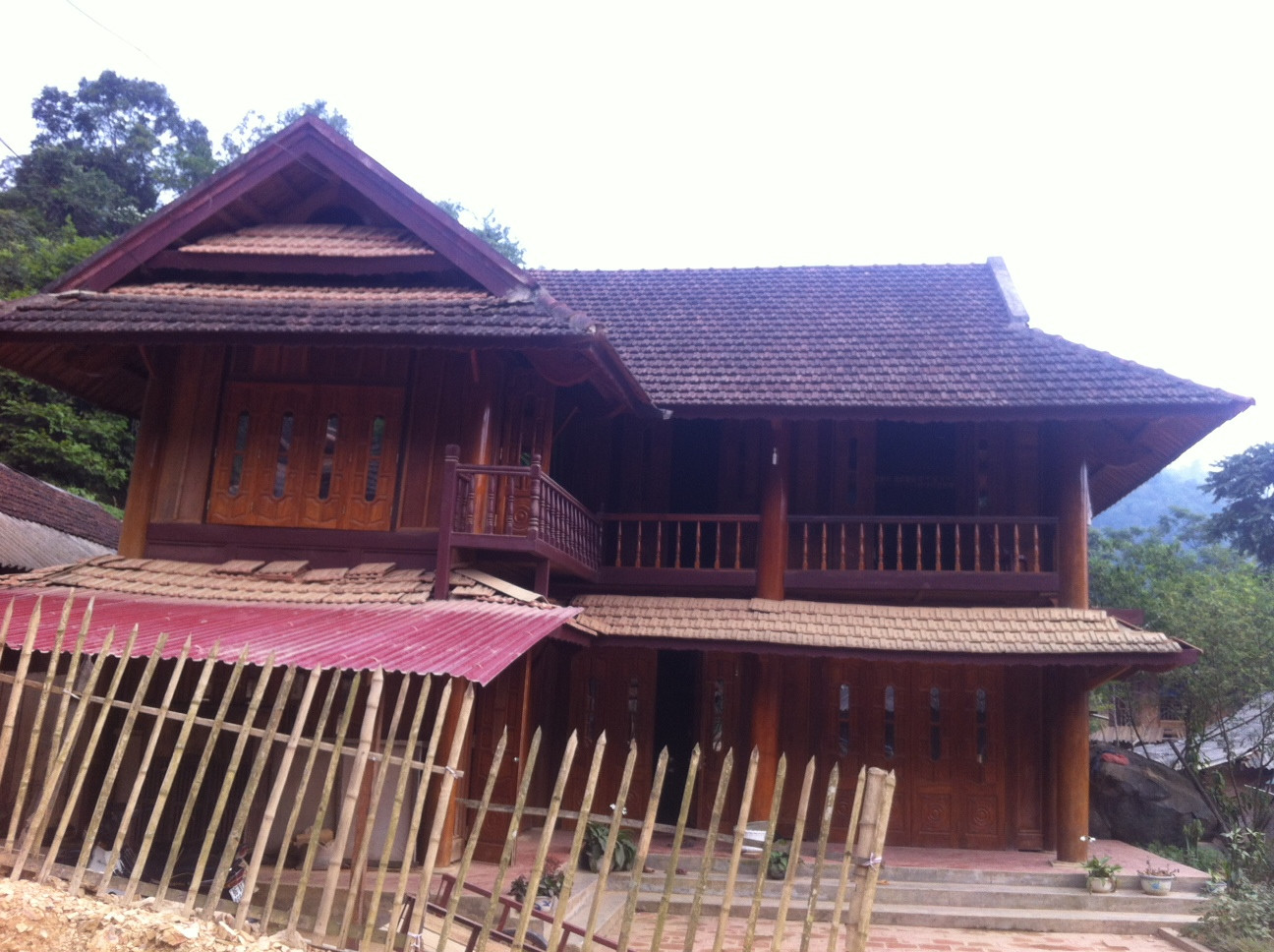 Một số nhà sàn tại xã Bát Mọt đã và đang được xây dựng. Ảnh: Hoàng Lam