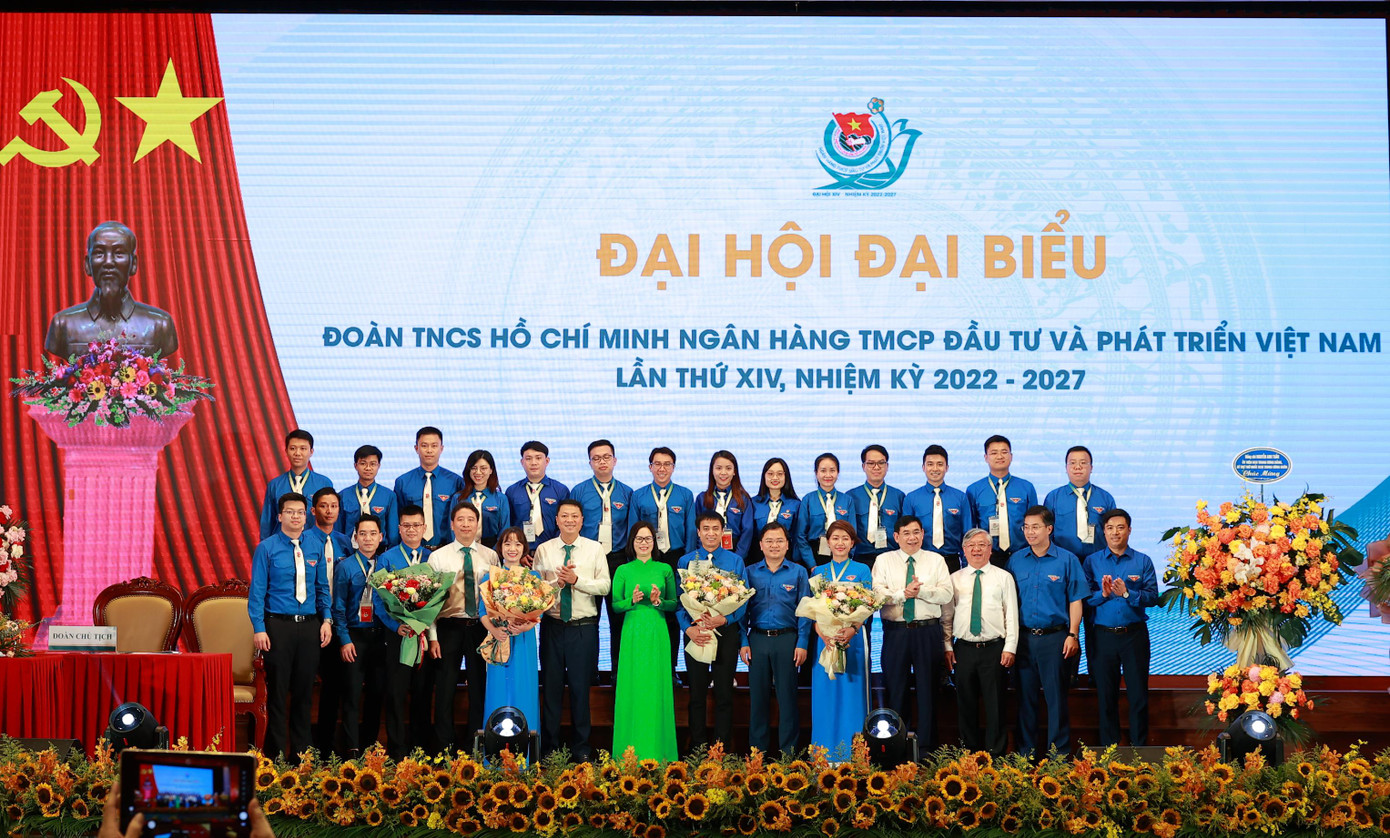 Các đại biểu tặng hoa chúc mừng BCH Đoàn Thanh niên BIDV khoá XIV, nhiệm kỳ 2022 - 2027