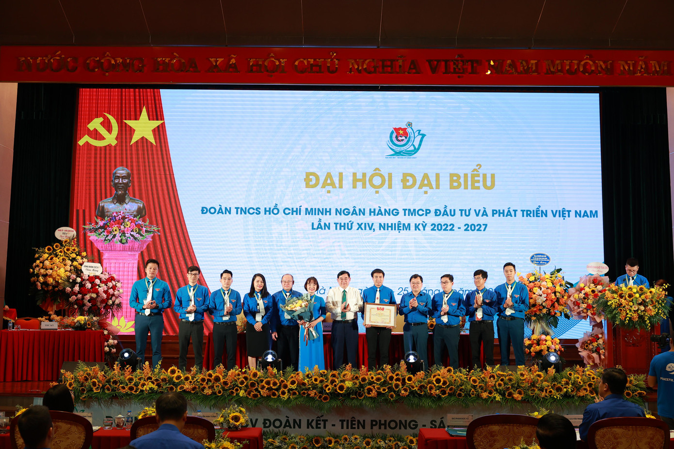 Bí thư thứ nhất T.Ư Đoàn Nguyễn Anh Tuấn tặng Bằng khen cho Đoàn Thanh niên BIDV