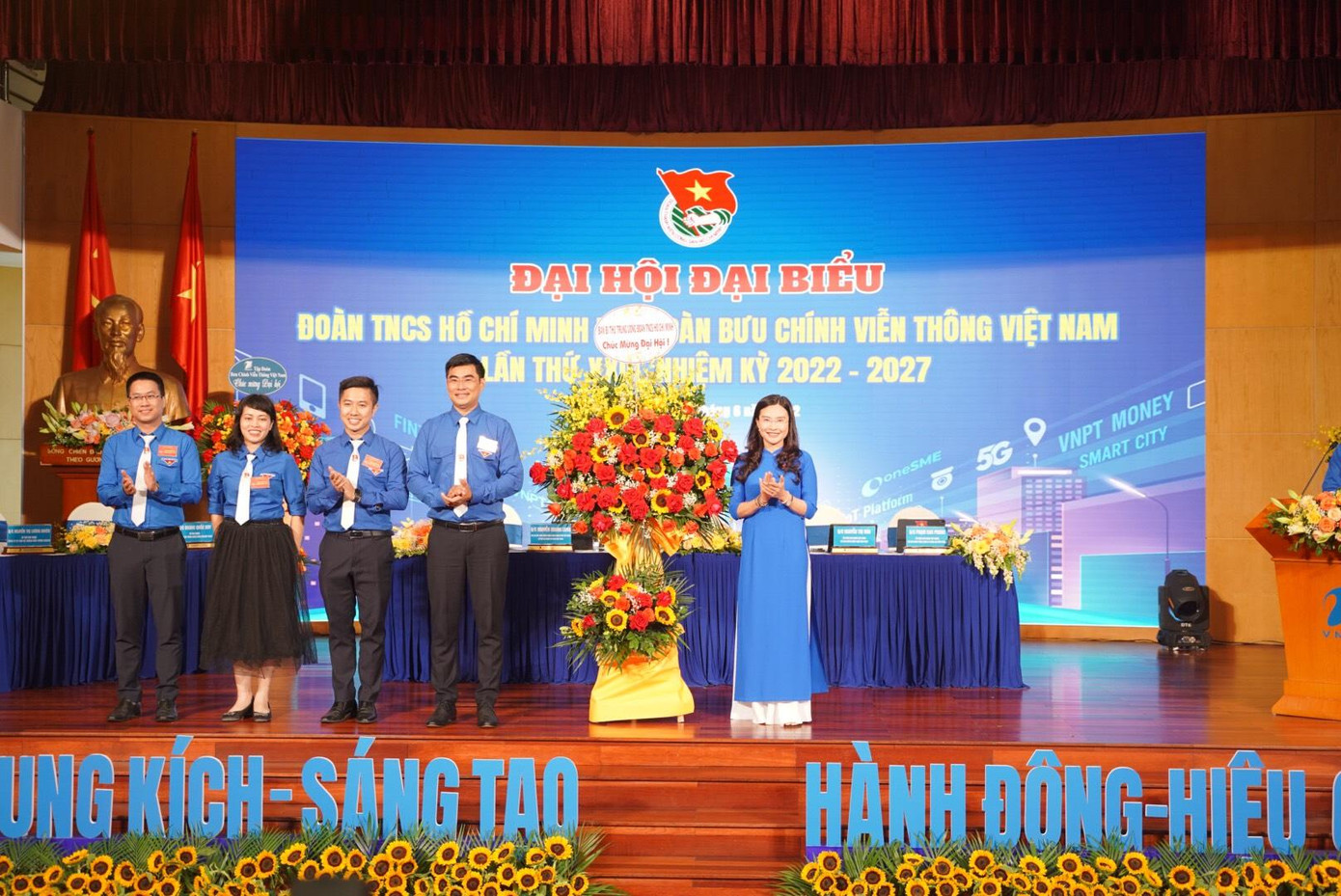 Chị Nguyễn Phạm Duy Trang, Bí thư T.Ư Đoàn, Chủ tịch Hội đồng Đội T.Ư tặng hoa chúc mừng Đại hội