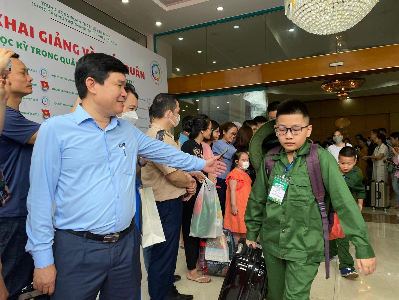 Anh Cái Quang Bình, Giám đốc Trung tâm Hỗ trợ thanh thiếu nhi Việt Nam tiễn các "chiến sĩ nhí" lên đường tham gia Học kỳ trong quân đội Anh Cái Quang Bình, Giám đốc Trung tâm Hỗ trợ thanh thiếu nhi Việt Nam tiễn các "chiến sĩ nhí" lên đường tham gia Học kỳ trong quân đội