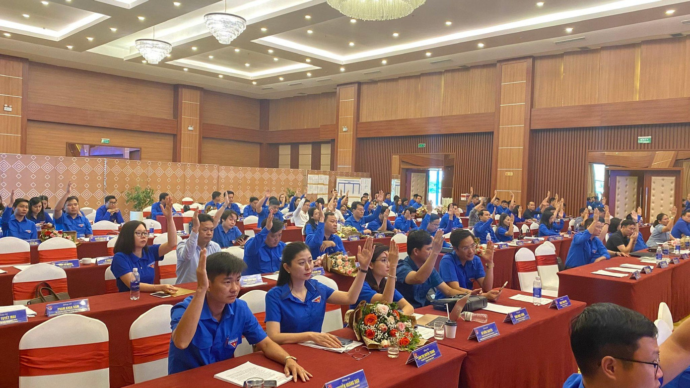 Các đại biểu biểu quyết thông qua chương trình hội nghị. Ảnh: Bảo Anh