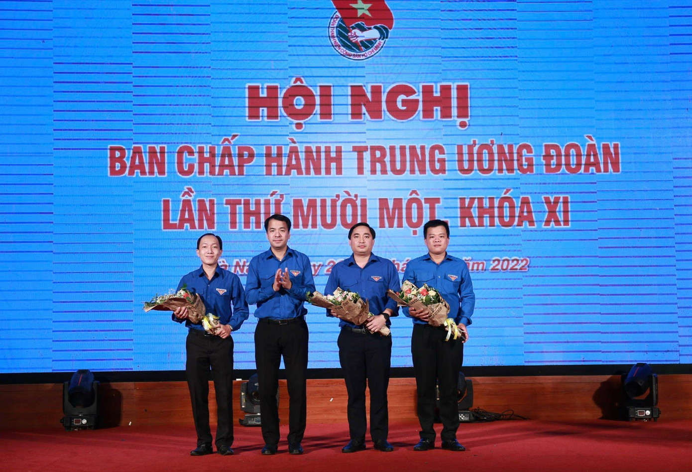 Bí thư T.Ư Đoàn Ngô Văn Cương tặng hoa chúc mừng các Ủy viên Ủy ban Kiểm tra T.Ư Đoàn khóa XI.