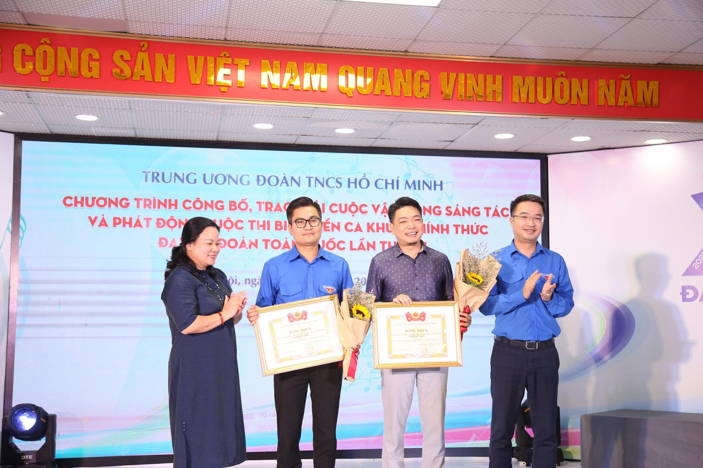 Bí thư T.Ư Đoàn Nguyễn Tường Lâm (ngoài cùng bên phải) trao giải cho tác giả ca khúc chính thức Đại hội Đoàn toàn quốc lần thứ XII &quot;Sứ mệnh Thanh niên&quot;. Ảnh: Lâm Đăng Hải