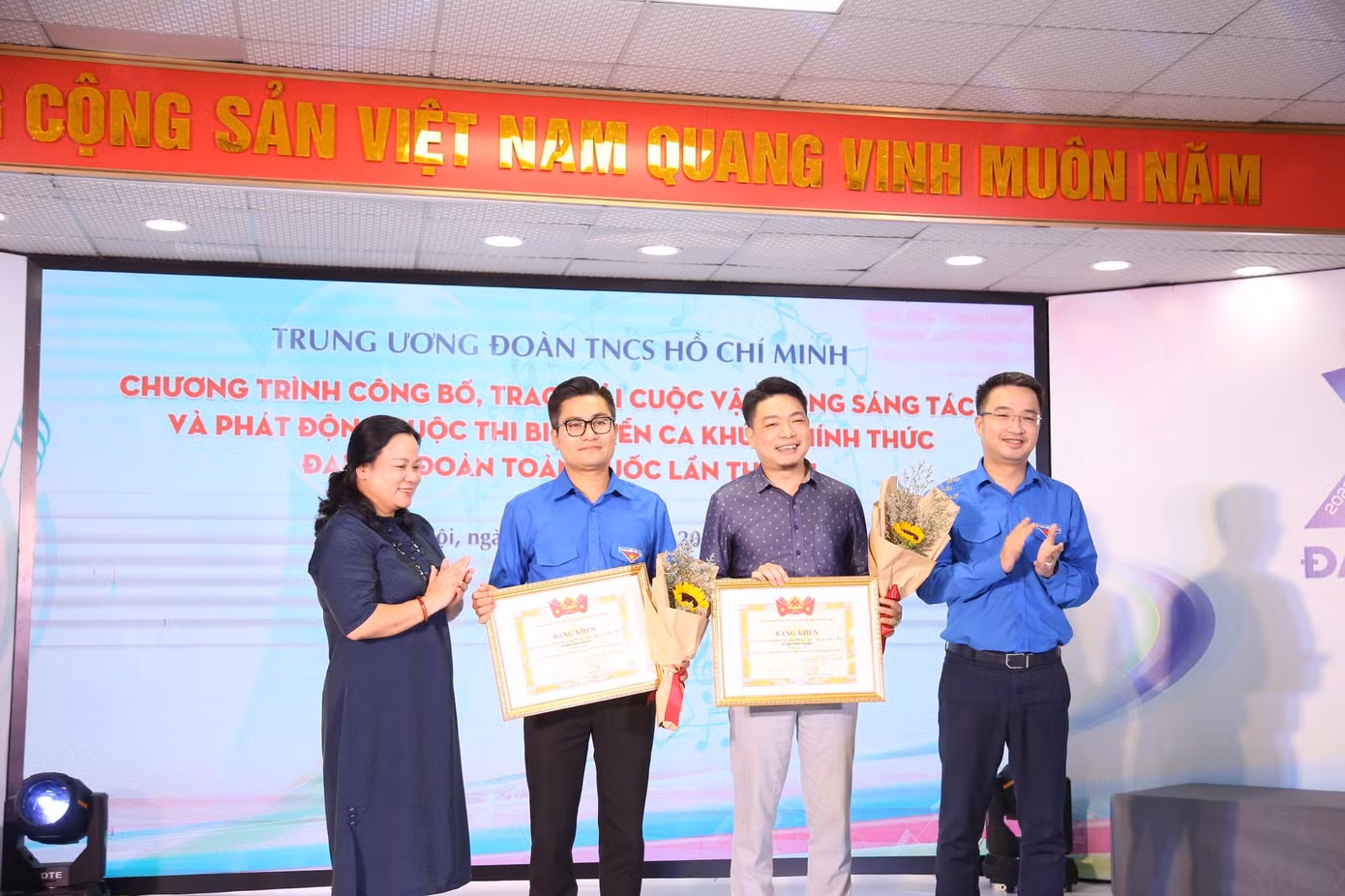 Bí thư T.Ư Đoàn Nguyễn Tường Lâm (ngoài cùng bên phải) trao giải cho tác giả ca khúc chính thức Đại hội Đoàn toàn quốc lần thứ XII "Sứ mệnh Thanh niên". Ảnh: Lâm Đăng Hải