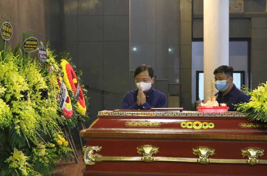 Đoàn đại biểu T.Ư Đoàn do anh Nguyễn Anh Tuấn, Ủy viên T.Ư Đảng, Bí thư thứ nhất T.Ư Đoàn làm trưởng đoàn, đến viếng ông Tạ Quang Chiến.