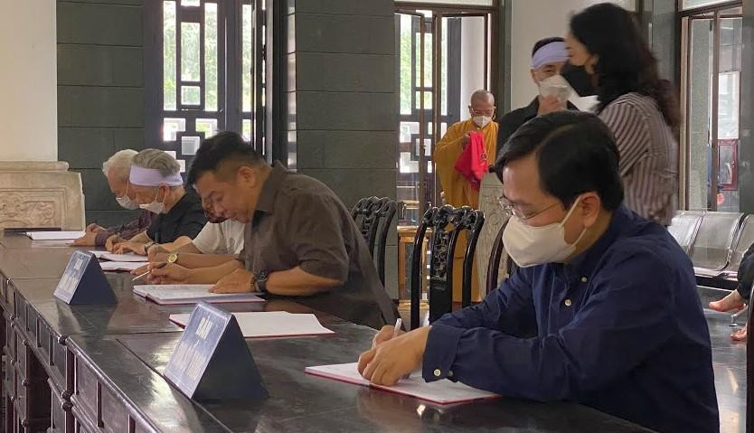 Bí thư thứ nhất T.Ư Đoàn Nguyễn Anh Tuấn ghi sổ tang. Ảnh: Bảo Anh