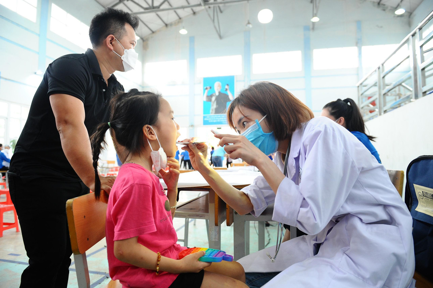 Các y bác sĩ khám sức khỏe hậu COVID-19 Các y bác sĩ khám sức khỏe hậu COVID-19