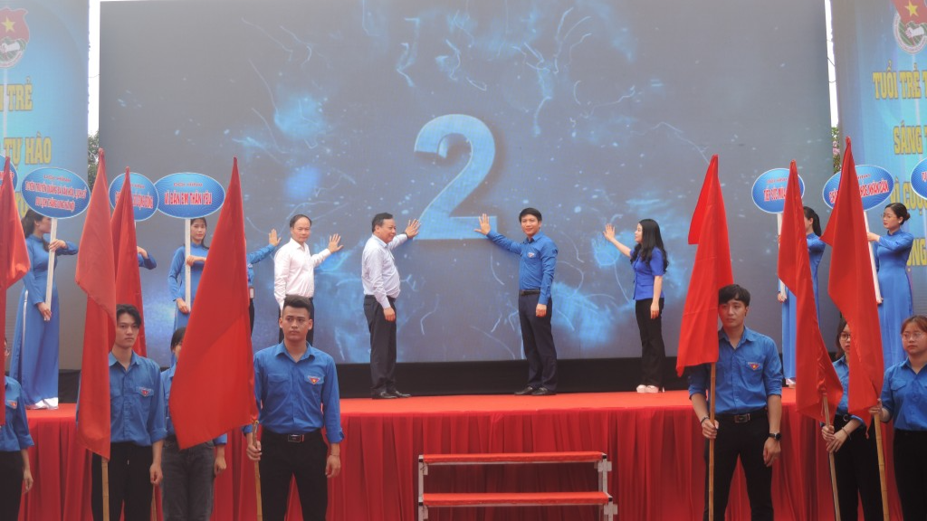 Các đại biểu nhấn nút khởi động Chiến dịch Thanh niên tình nguyện hè 2022 của tuổi trẻ Thủ đô Các đại biểu nhấn nút khởi động Chiến dịch Thanh niên tình nguyện hè 2022 của tuổi trẻ Thủ đô