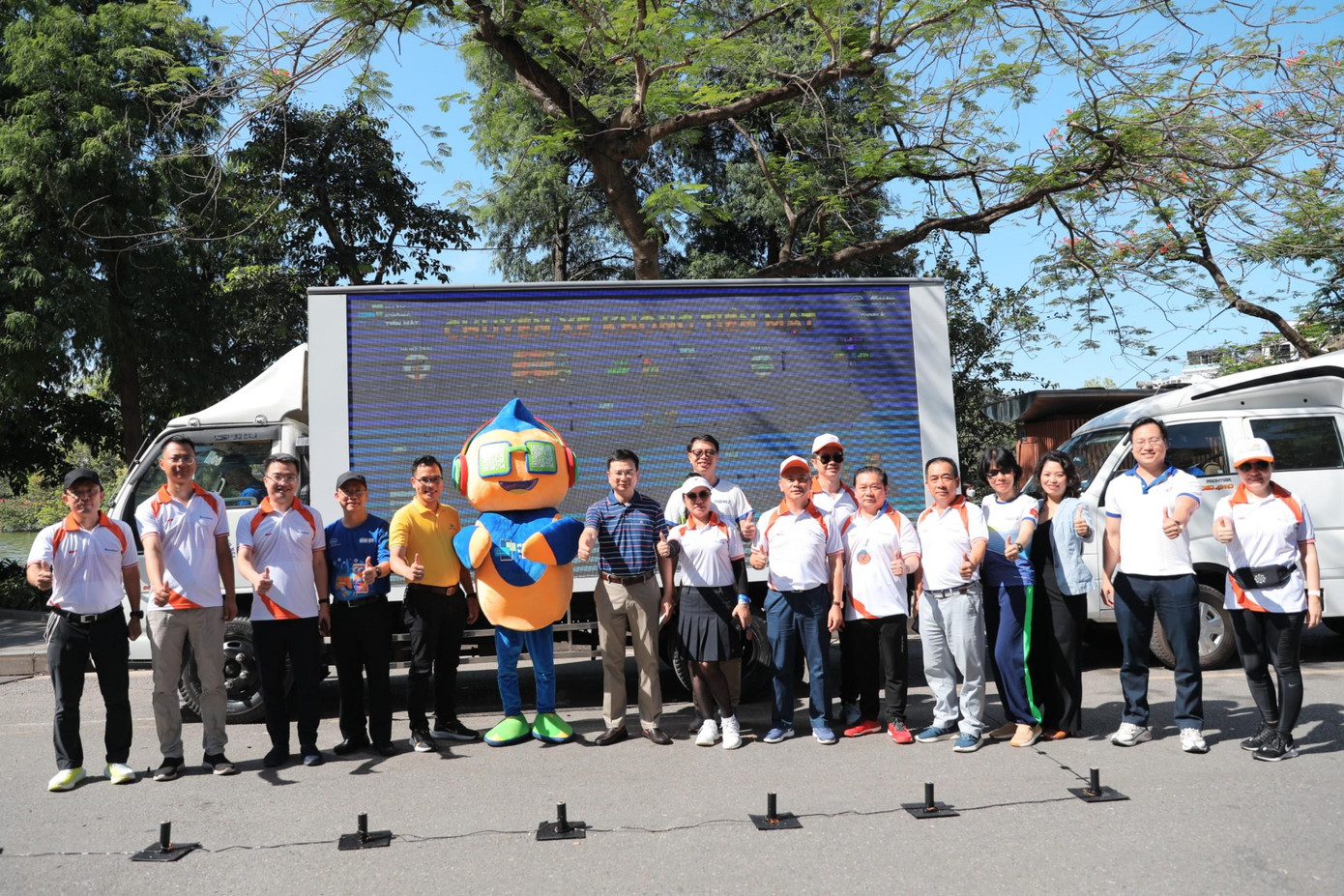 Bí thư T.Ư Đoàn Nguyễn Tường Lâm (thứ 3, từ trái sang) và các đại biểu làm lễ khởi động Chuyến xe không tiền mặt.