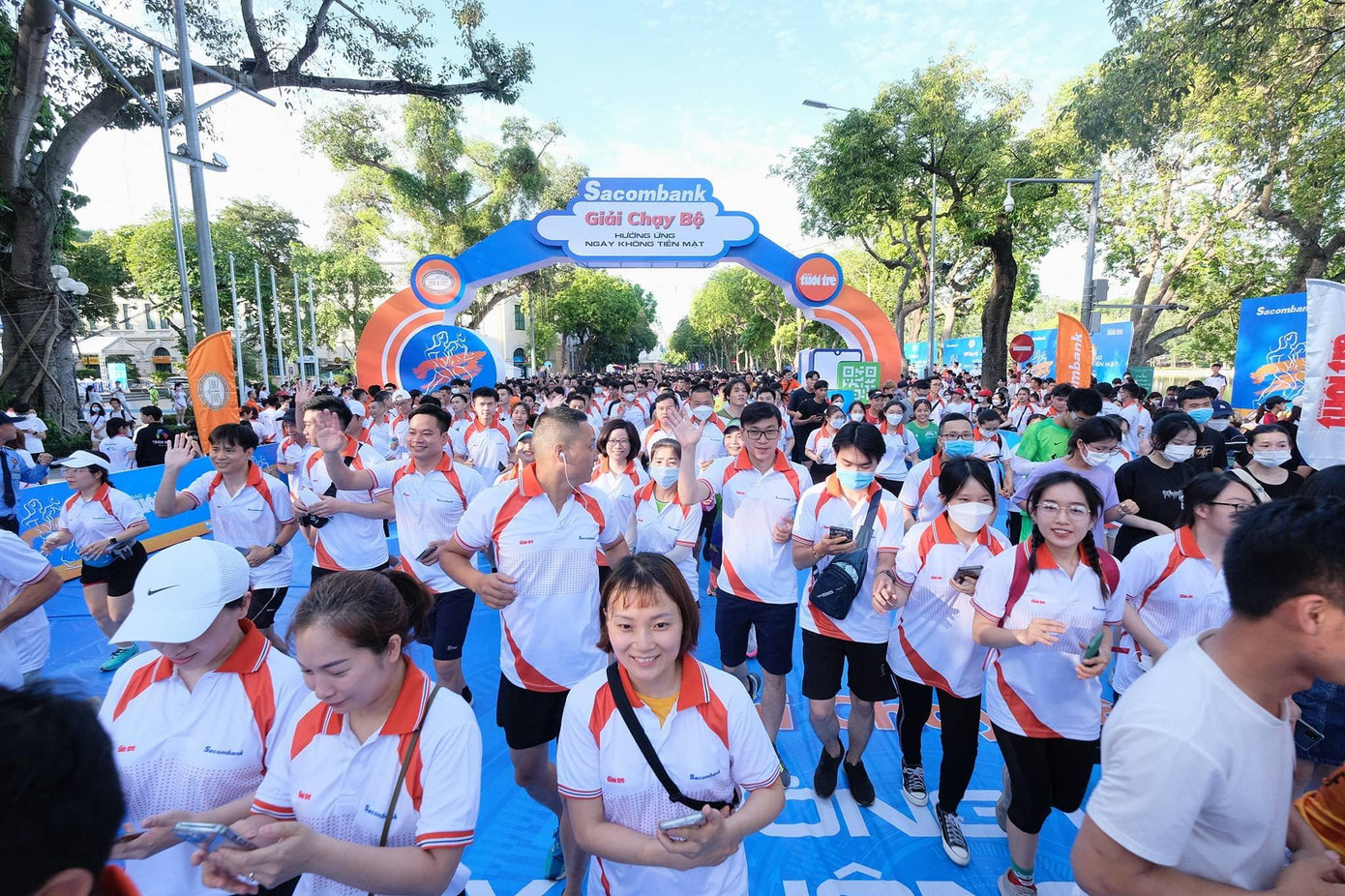 Hàng ngàn người chạy bộ Ngày không tiền mặt 2022