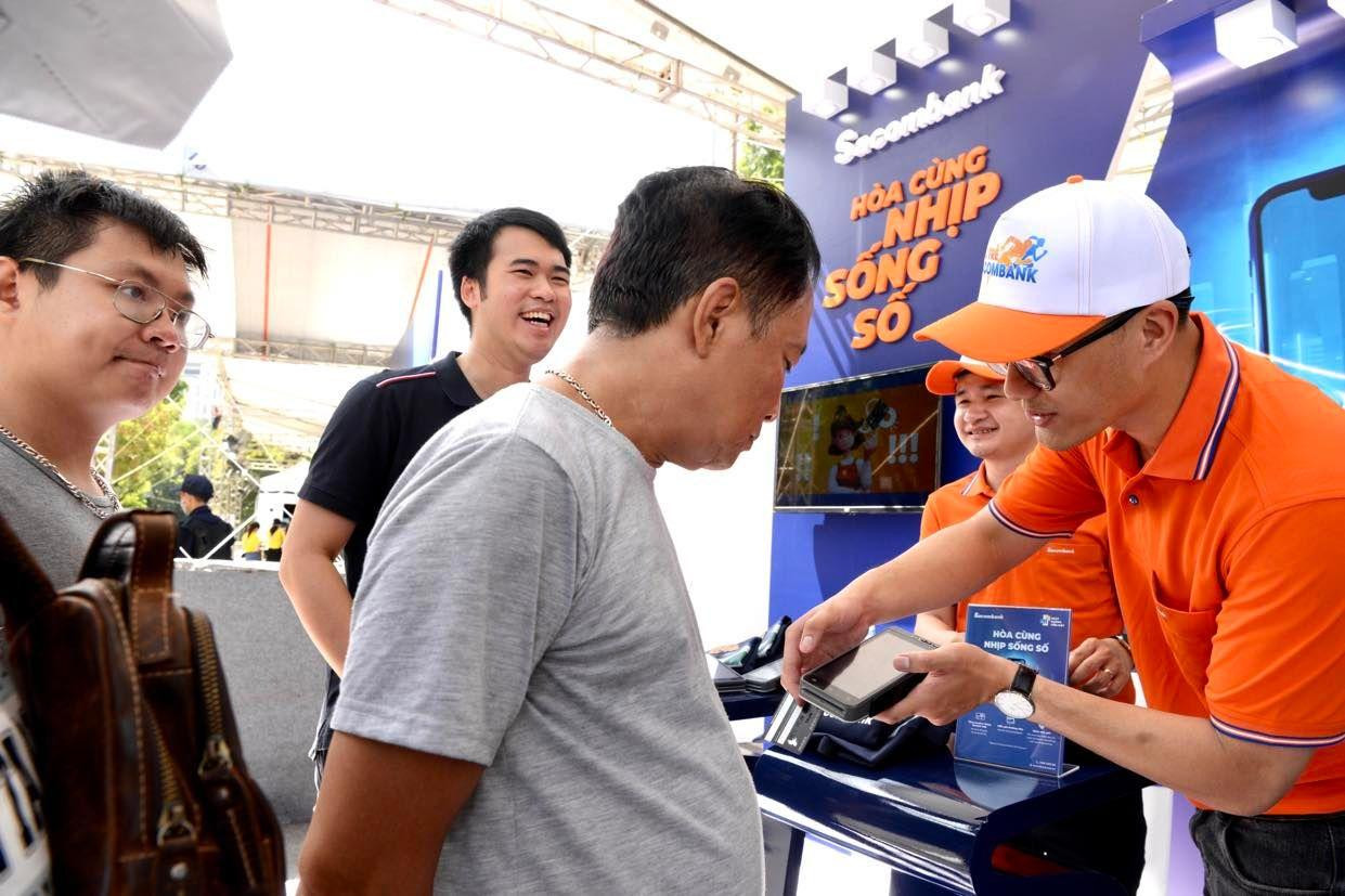 Người dân trải nghiệm các công nghệ thanh toán