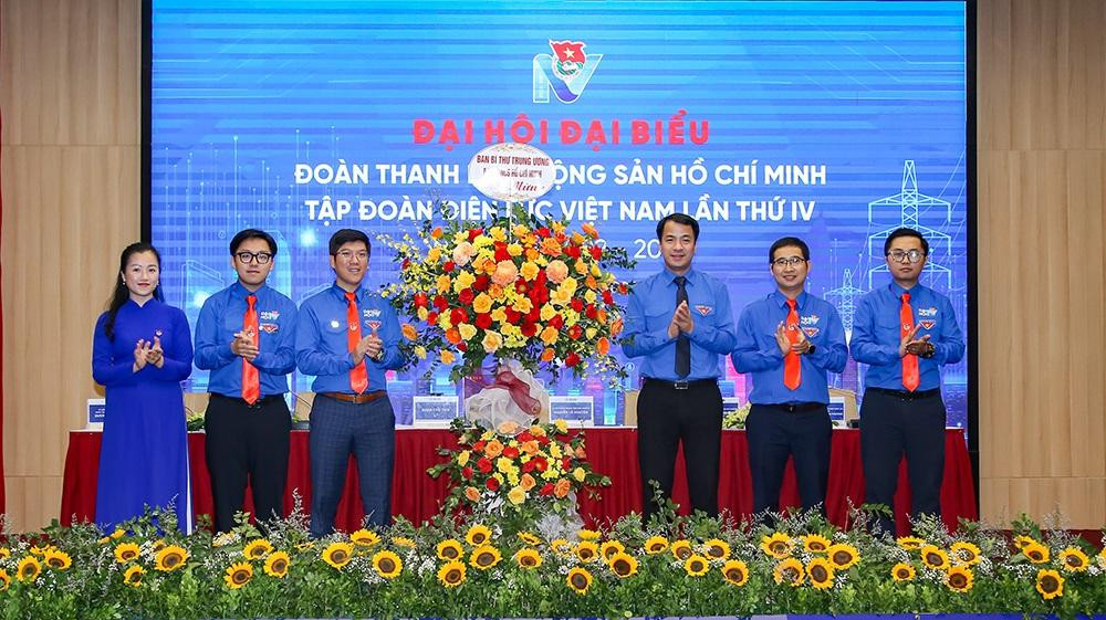 Bí thư T.Ư Đoàn Ngô Văn Cương (thứ 3, từ phải sang) tặng hoa chúc mừng Đại hội Đoàn EVN Bí thư T.Ư Đoàn Ngô Văn Cương (thứ 3, từ phải sang) tặng hoa chúc mừng Đại hội Đoàn EVN