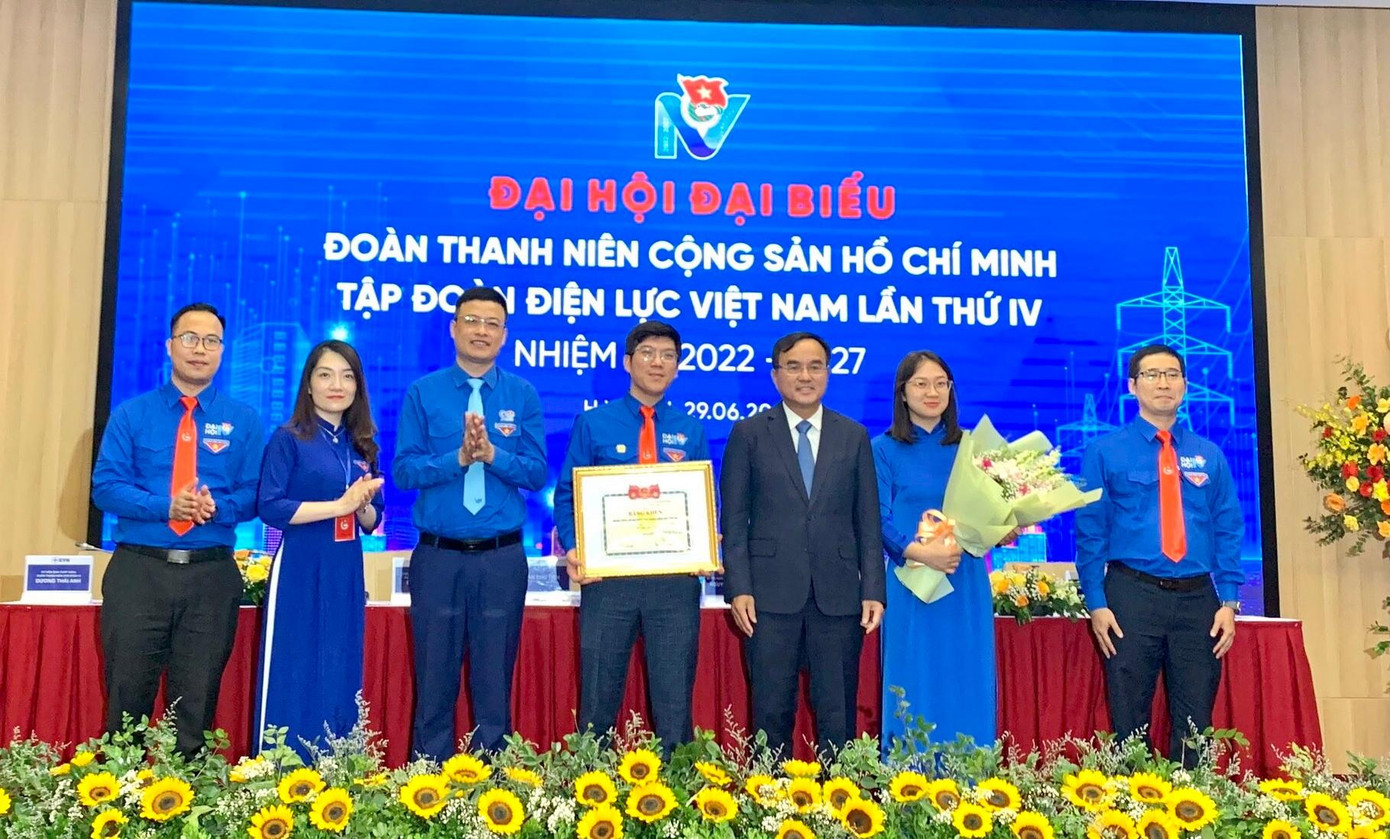 Phó Bí thư thường trực Đoàn Khối Doanh nghiệp T.Ư Nguyễn Văn Quyết trao tặng Bằng khen cho Đoàn thanh niên EVN vì đã có thành tích xuất sắc trong công tác Đoàn và phong trào thanh niên nhiệm kỳ qua. Phó Bí thư thường trực Đoàn Khối Doanh nghiệp T.Ư Nguyễn Văn Quyết trao tặng Bằng khen cho Đoàn thanh niên EVN vì đã có thành tích xuất sắc trong công tác Đoàn và phong trào thanh niên nhiệm kỳ qua.