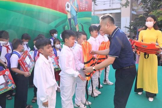 Tặng áo phao cho Câu lạc bộ Tuyên truyền măng non phòng chống đuối nước của Nhà Thiếu nhi Khánh Hoà.