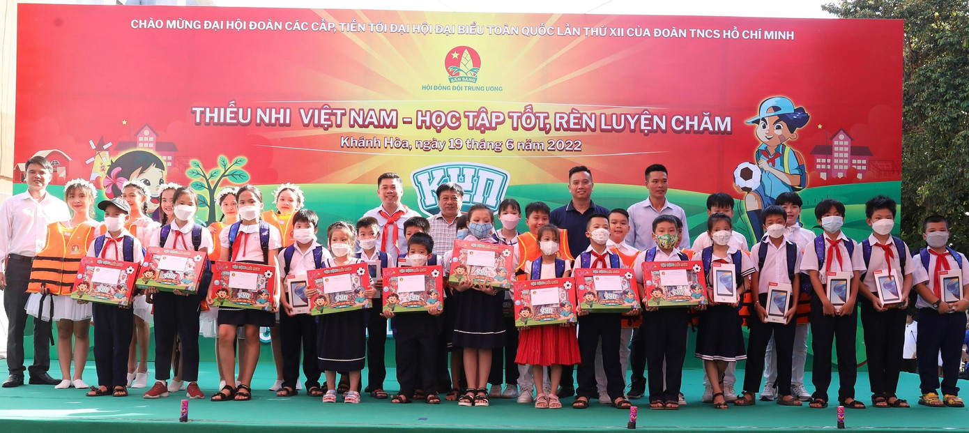 Ban tổ chức tặng nhiều phần quà ý nghĩa cho thiếu nhi Khánh Hòa tham gia ngày hội