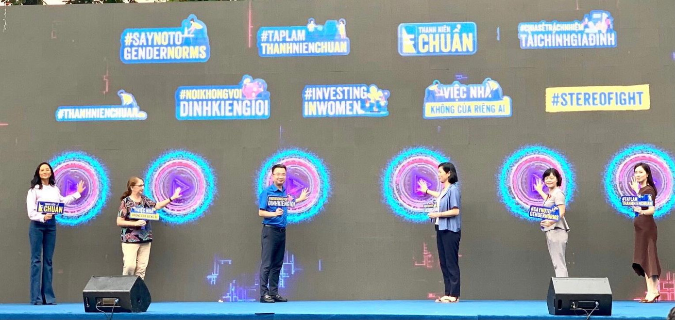 Các đại biểu thực hiện nghi thức cam kết đồng hành cùng chương trình Hành động vì xã hội không định kiến giới Các đại biểu thực hiện nghi thức cam kết đồng hành cùng chương trình Hành động vì xã hội không định kiến giới