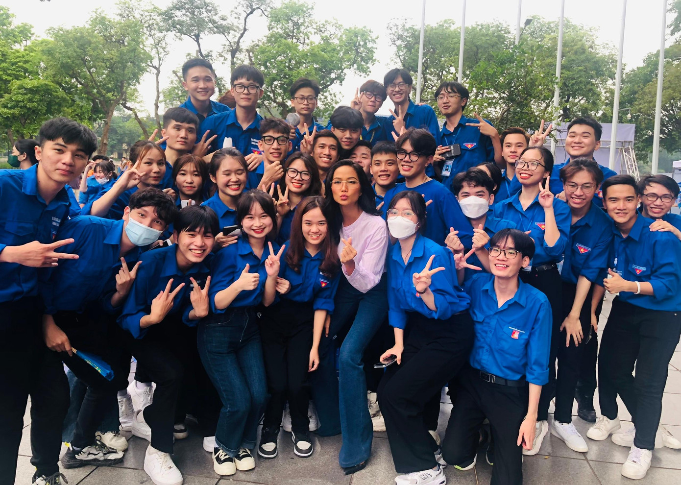 Hoa hậu H’hen Niê giao lưu với bạn trẻ tại lễ tổng kết giai đoạn 1,2 và cuộc thi tương tác trực tuyến “Thanh niên chuẩn - Nói không với định kiến giới” Hoa hậu H’hen Niê giao lưu với bạn trẻ tại lễ tổng kết giai đoạn 1,2 và cuộc thi tương tác trực tuyến “Thanh niên chuẩn - Nói không với định kiến giới”