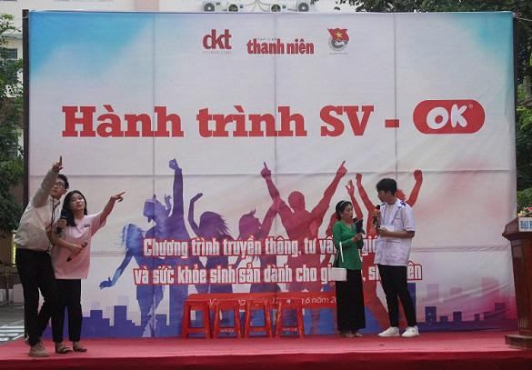 Các tiết mục sân khấu hóa tuyên truyền về sức khỏe sinh sản diễn ra tại chương trình