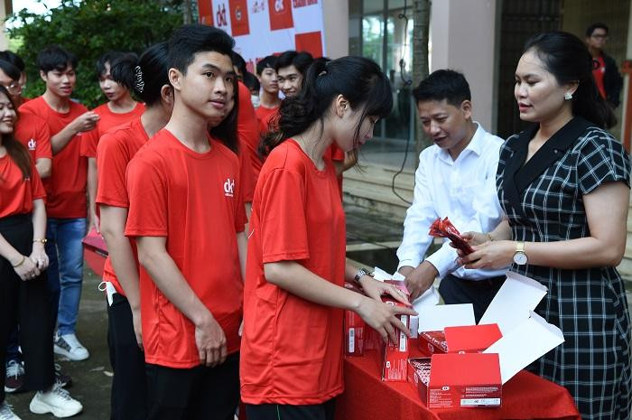 Ban tổ chức “Hành trình SV – OK” tặng bao cao su và thuốc tránh thai cho bạn trẻ ở Vĩnh Long