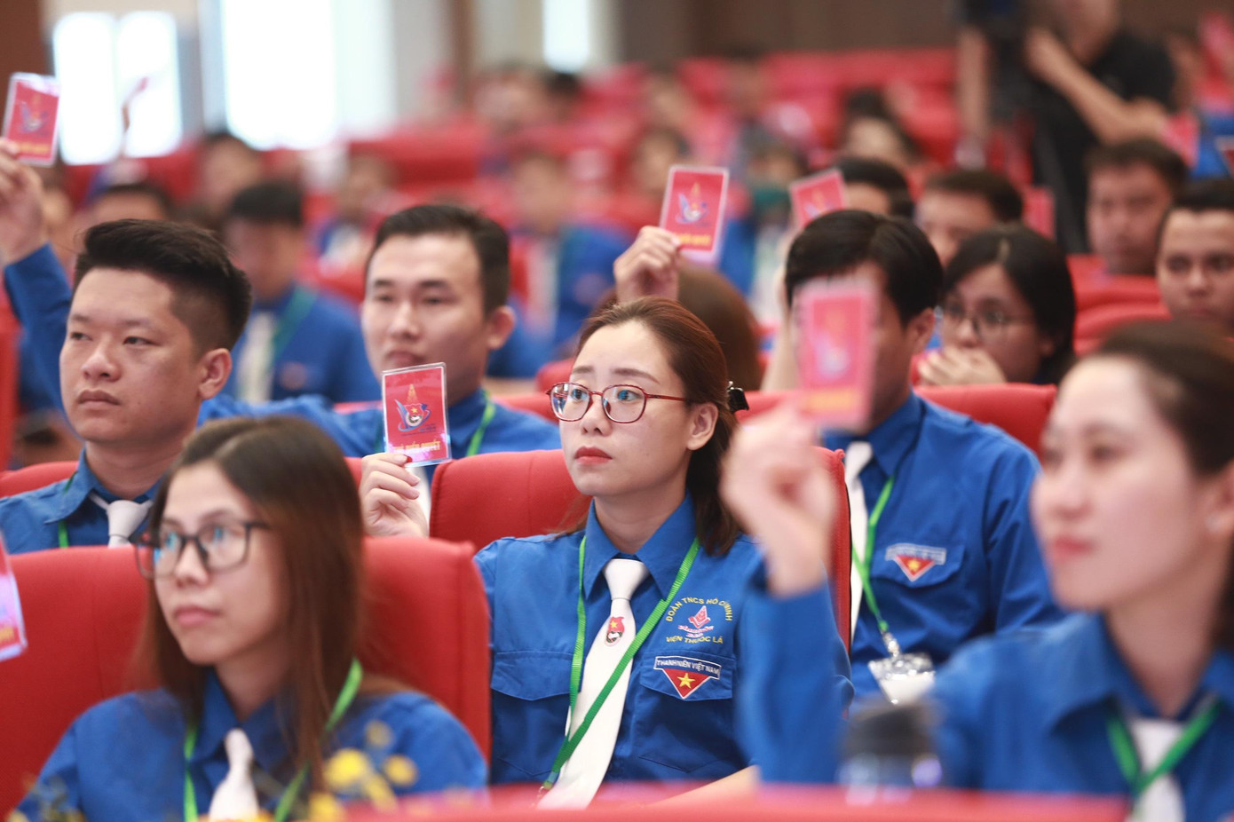 Các đại biểu biểu quyết thông qua chương trình Đại hội Các đại biểu biểu quyết thông qua chương trình Đại hội