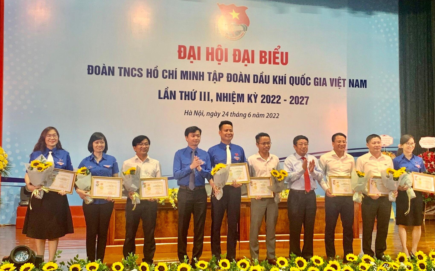 Bí thư T.Ư Đoàn Nguyễn Minh Triết trao tặng Kỷ niệm chương Vì thế hệ trẻ cho cán bộ, lãnh đạo thuộc PVN Bí thư T.Ư Đoàn Nguyễn Minh Triết trao tặng Kỷ niệm chương Vì thế hệ trẻ cho cán bộ, lãnh đạo thuộc PVN