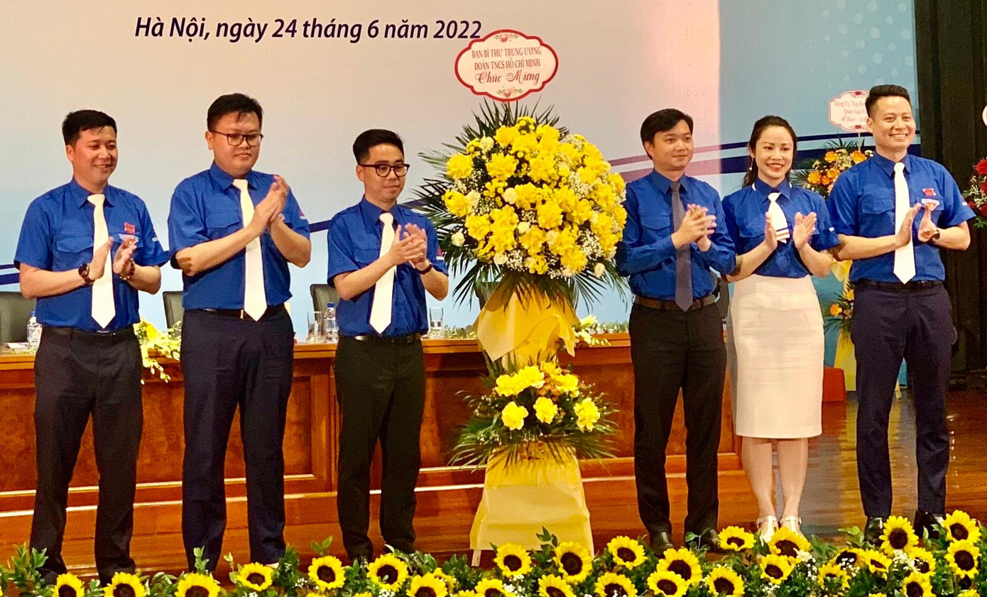 Anh Nguyễn Minh Triết, Bí thư T.Ư Đoàn, Chủ tịch T.Ư Hội SVVN (thứ 3, từ phải sang) tặng hoa chúc mừng đại hội. Anh Nguyễn Minh Triết, Bí thư T.Ư Đoàn, Chủ tịch T.Ư Hội SVVN (thứ 3, từ phải sang) tặng hoa chúc mừng đại hội.