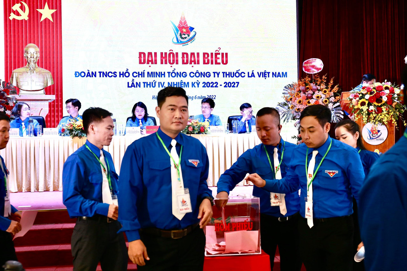 Các đại biểu bỏ phiếu bầu nhân sự chủ chốt khóa IV, nhiệm kỳ 2022 - 2027. Ảnh: Bảo Anh Các đại biểu bỏ phiếu bầu nhân sự chủ chốt khóa IV, nhiệm kỳ 2022 - 2027. Ảnh: Bảo Anh