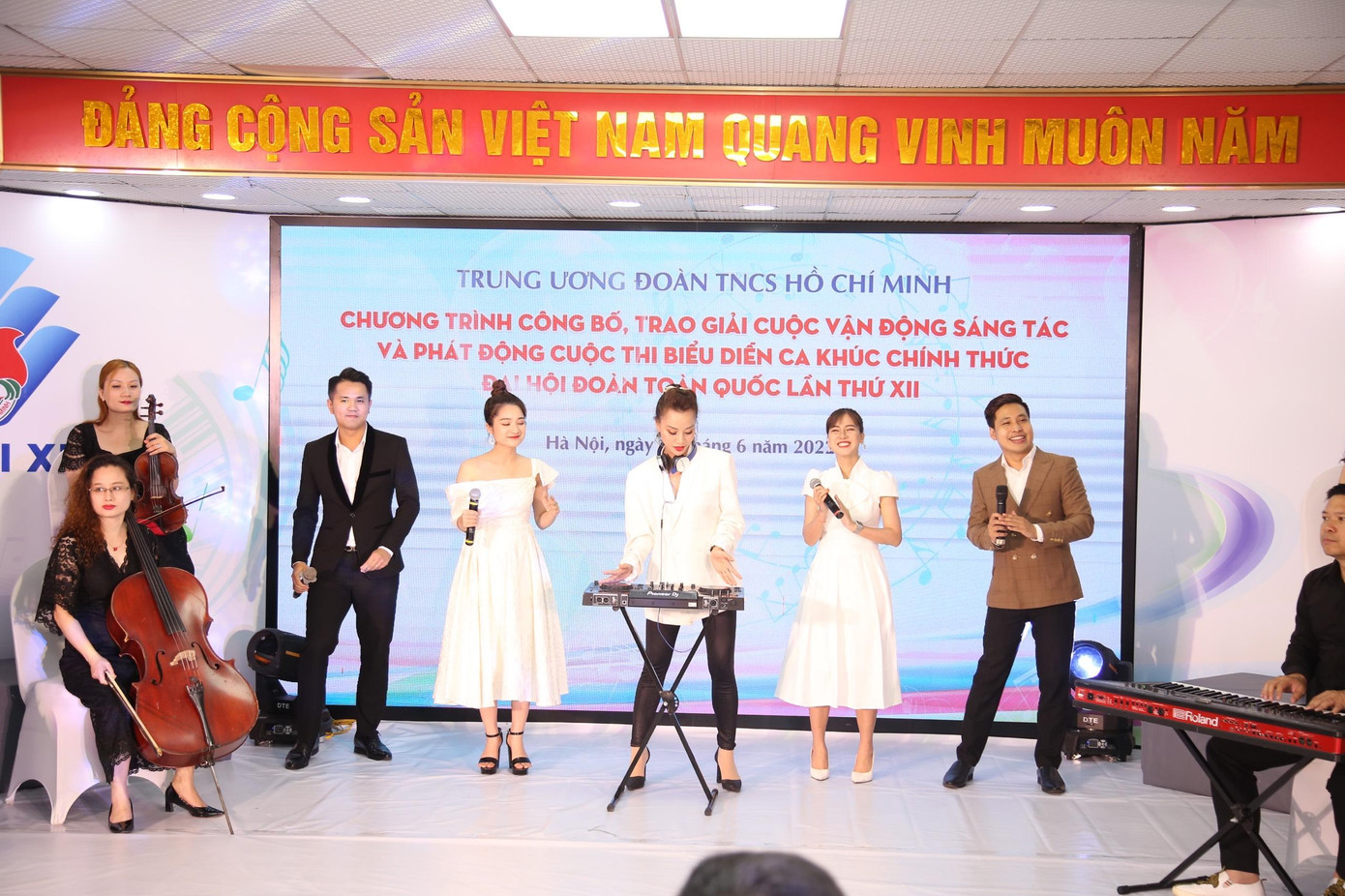 Nhóm nghệ sĩ biểu diễn ca khúc "Sứ mệnh Thanh niên" tại lễ công bố ca khúc chính thức Đại hội Đoàn toàn quốc lần thứ XII. Ảnh: Lâm Đăng Hải