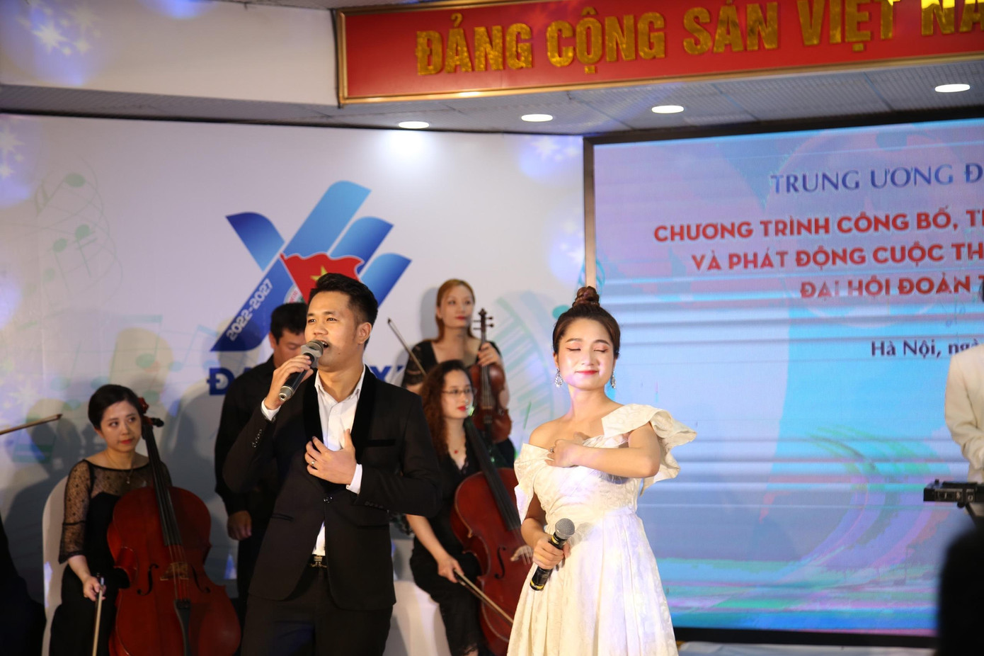 Nhóm nghệ sĩ biểu diễn ca khúc "Sứ mệnh Thanh niên" tại lễ công bố ca khúc chính thức Đại hội Đoàn toàn quốc lần thứ XII. Ảnh: Lâm Đăng Hải