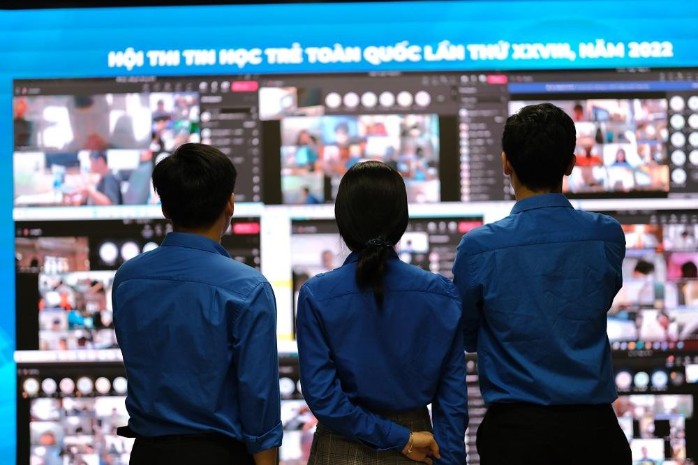 Công tác giám sát quá trình thi trực tuyến Công tác giám sát quá trình thi trực tuyến