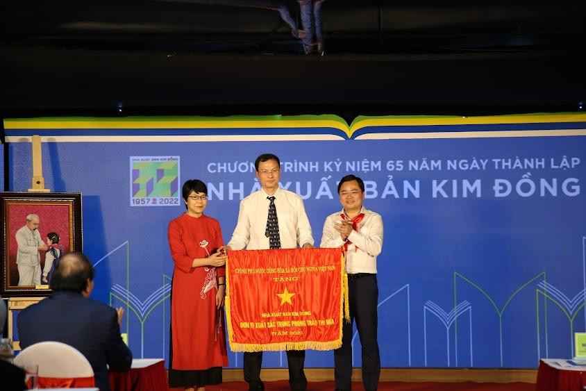 Bí thư thứ nhất T.Ư Đoàn Nguyễn Anh Tuấn trao tặng Cờ thi đua của Chính phủ cho NXB Kim Đồng. Ảnh: Lâm Đăng Hải