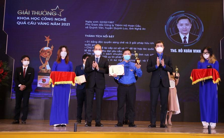 Các nhà khoa học trẻ nhận giải thưởng Quả Cầu Vàng năm 2021 Các nhà khoa học trẻ nhận giải thưởng Quả Cầu Vàng năm 2021