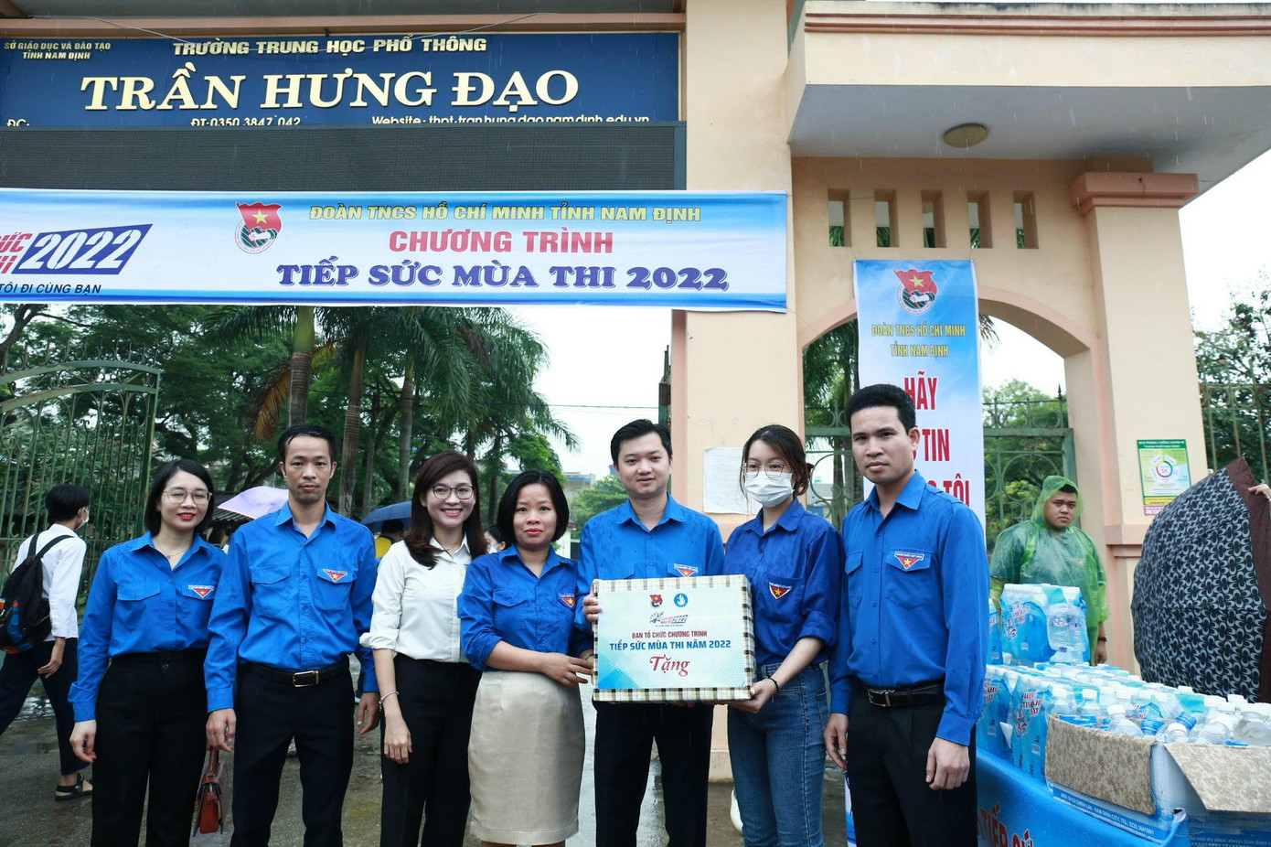 Anh Nguyễn Minh Triết, Bí thư T.Ư Đoàn, Chủ tịch T.Ư Hội SVVN (thứ 3, từ phải sang) tặng quà đội hình Tiếp sức mùa thi tại điểm thi trường THPT Trần Hưng Đạo (Nam Định). Ảnh: Bảo Anh Anh Nguyễn Minh Triết, Bí thư T.Ư Đoàn, Chủ tịch T.Ư Hội SVVN (thứ 3, từ phải sang) tặng quà đội hình Tiếp sức mùa thi tại điểm thi trường THPT Trần Hưng Đạo (Nam Định). Ảnh: Bảo Anh