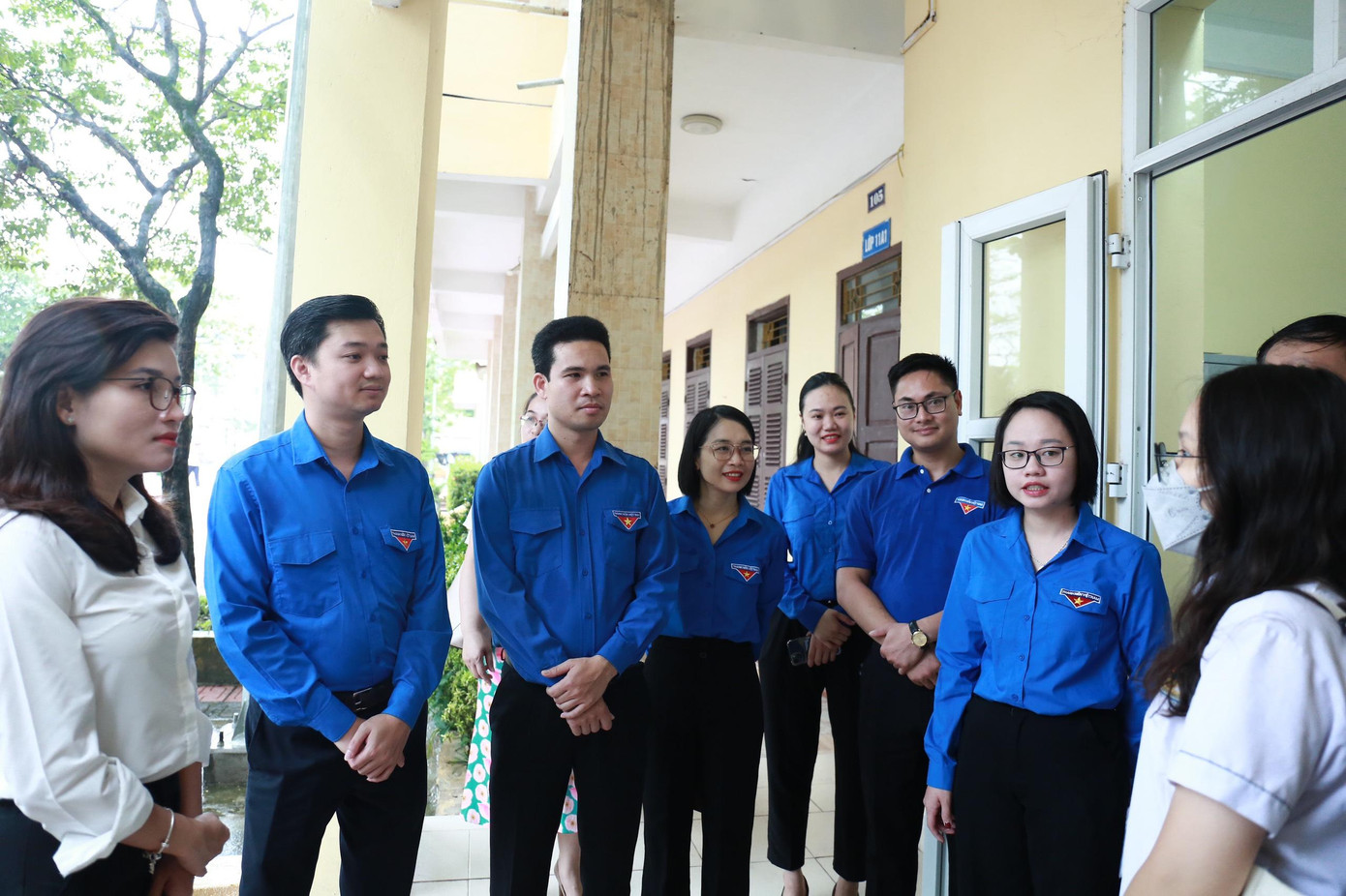 Đoàn công tác lắng nghe các chia sẻ của tình nguyện viên Tiếp sức mùa thi. Ảnh: Bảo Anh Đoàn công tác lắng nghe các chia sẻ của tình nguyện viên Tiếp sức mùa thi. Ảnh: Bảo Anh